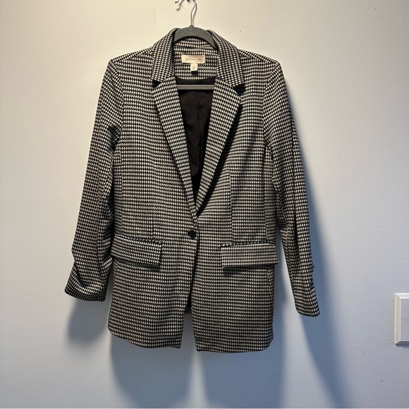 Blazer - Picture 2 of 9